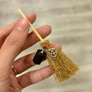 Escoba de bruja con turmalina