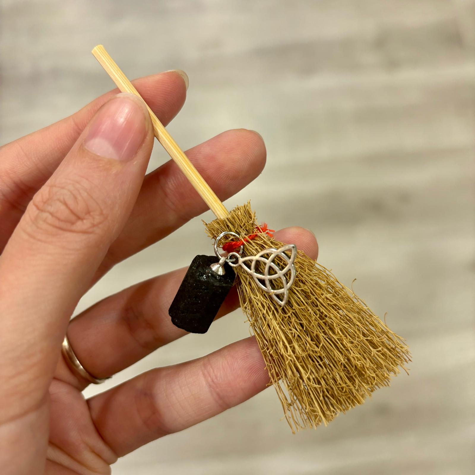 Escoba de bruja con turmalina